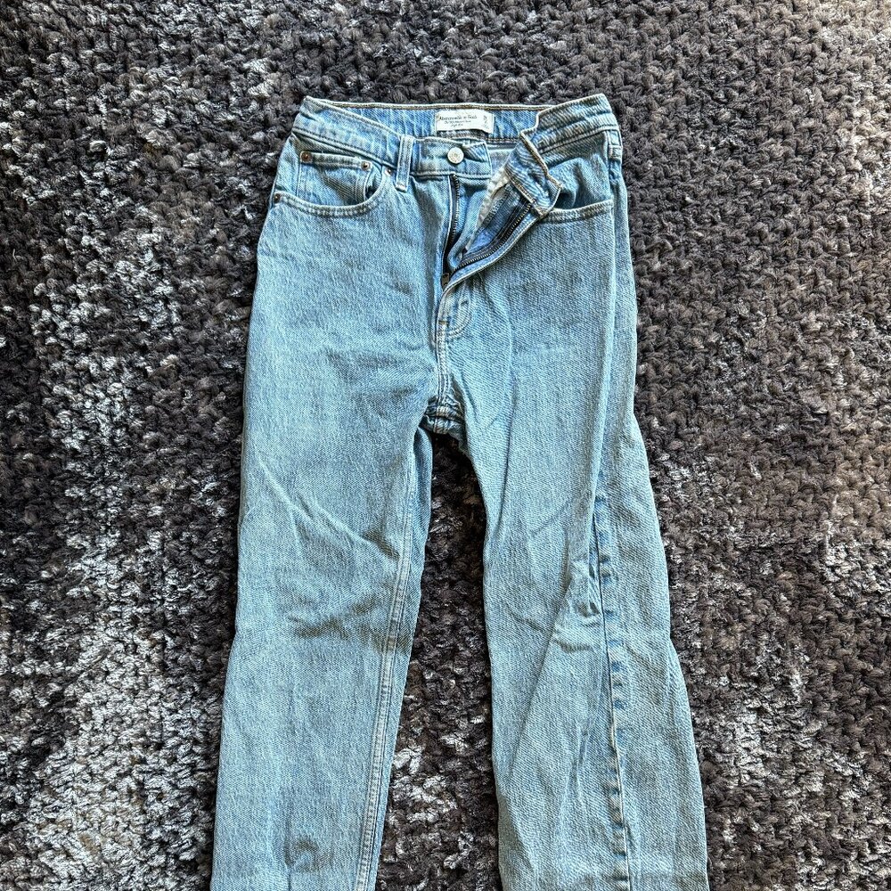 Abercrombie High Rise 90s Relaxed Jean (Size 26 Regular)
